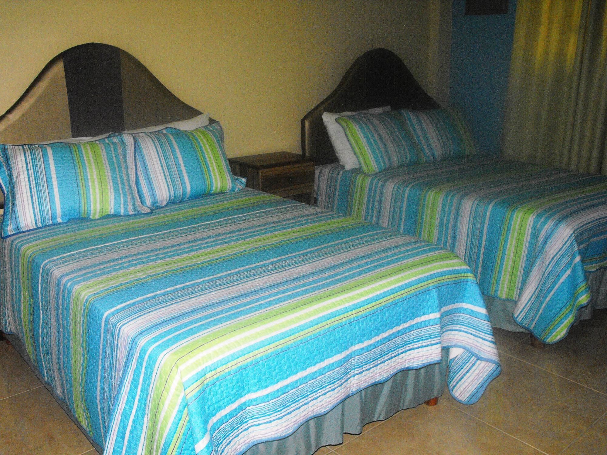 Hotel Tropik Leadonna Montego Bay Esterno foto