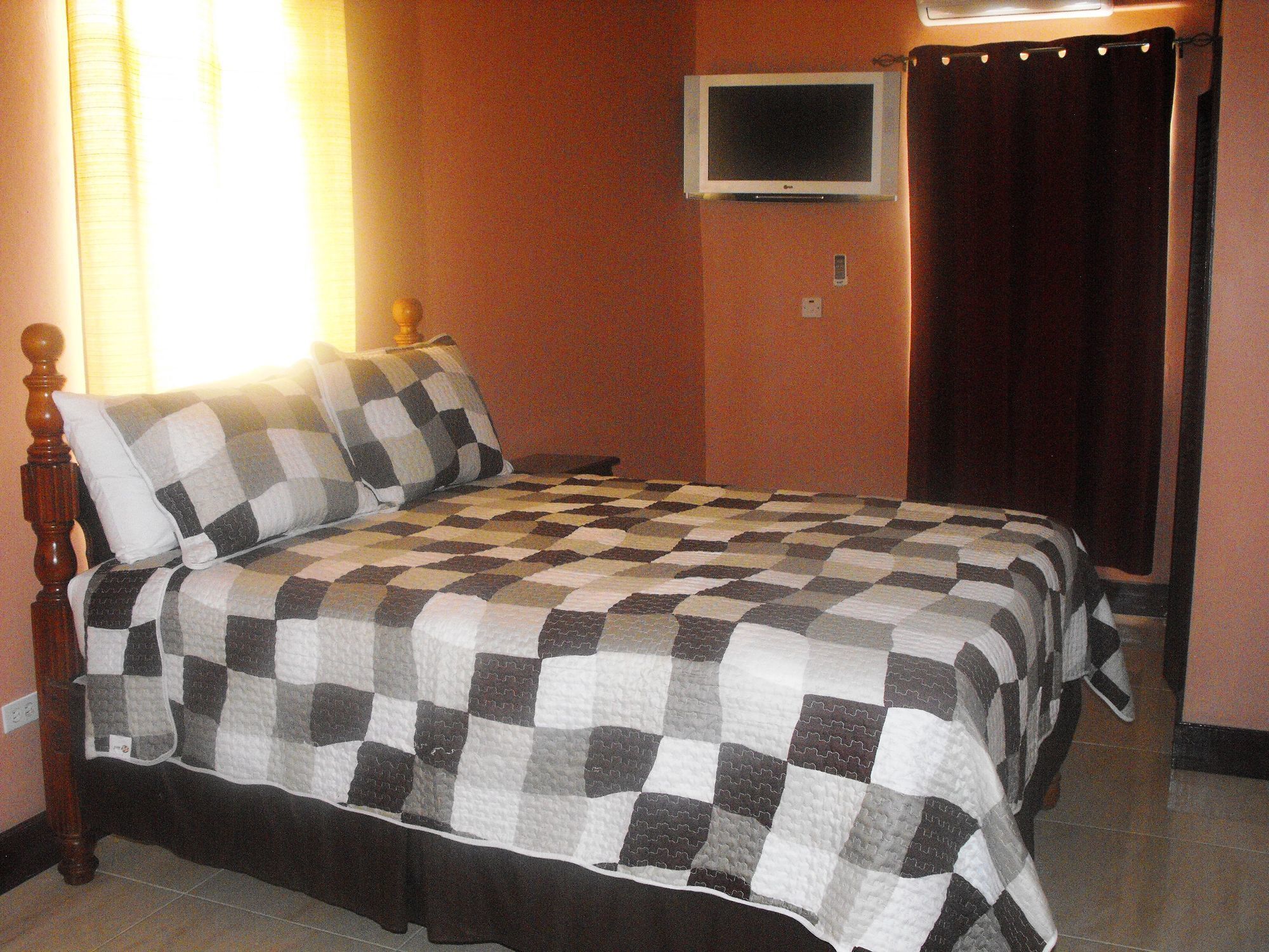 Hotel Tropik Leadonna Montego Bay Esterno foto
